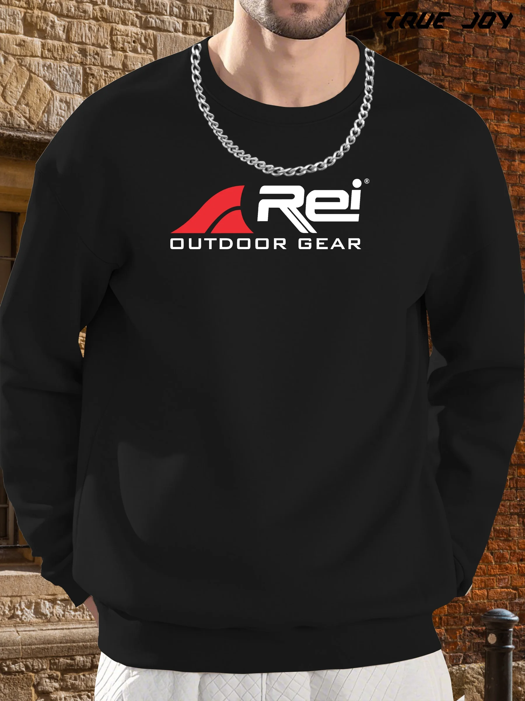 سويت شيرت كاجوال للرجال من REI Outdoor Gear - بيج بأكمام طويلة ورقبة دائرية مع شعار أحمر #1