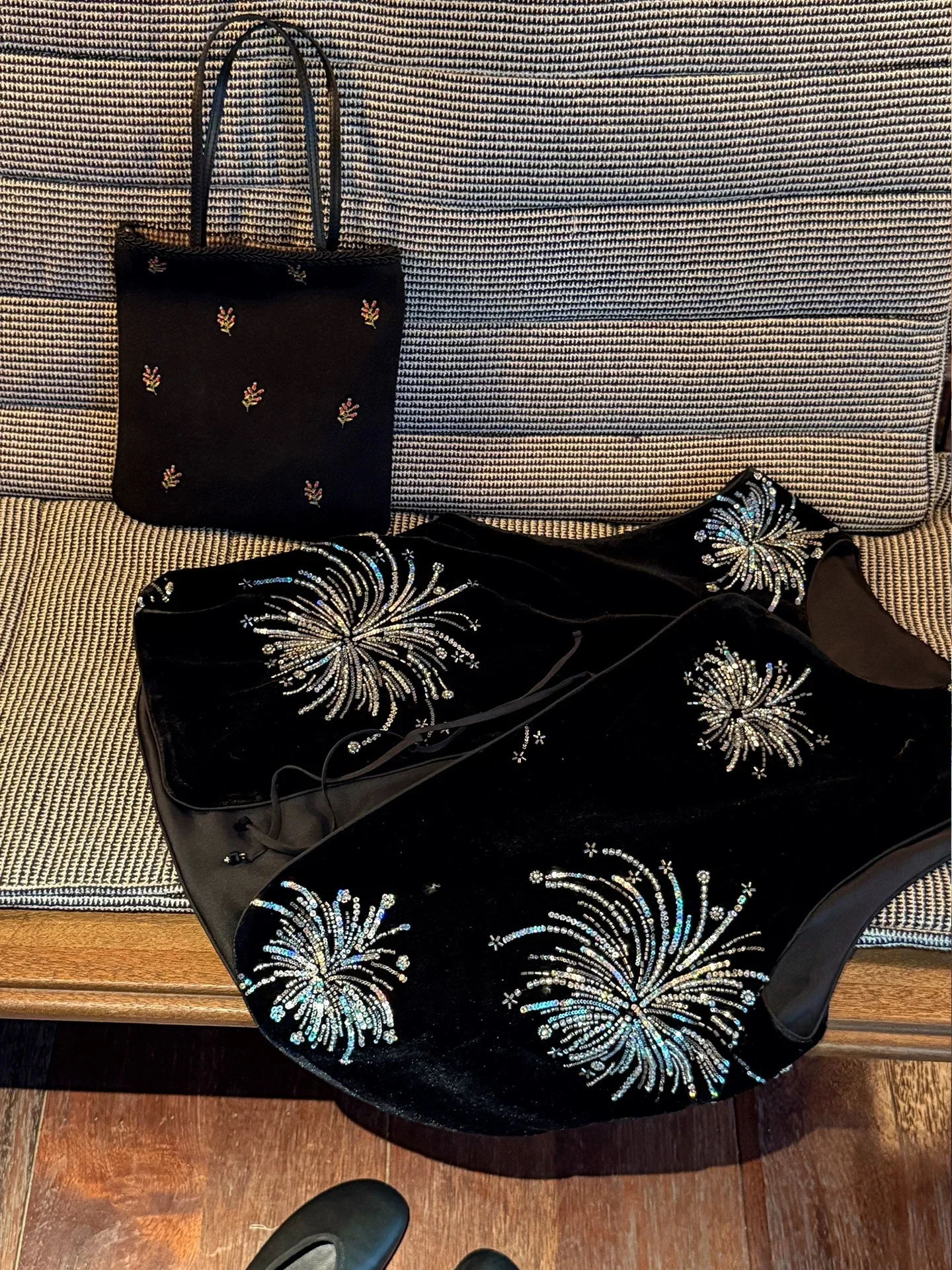 

Ограниченная серия: Новая женская бархатная куртка-жилет в китайском стиле, черная, с нашивкой, в национальном стиле, осенне-зимняя коллекция