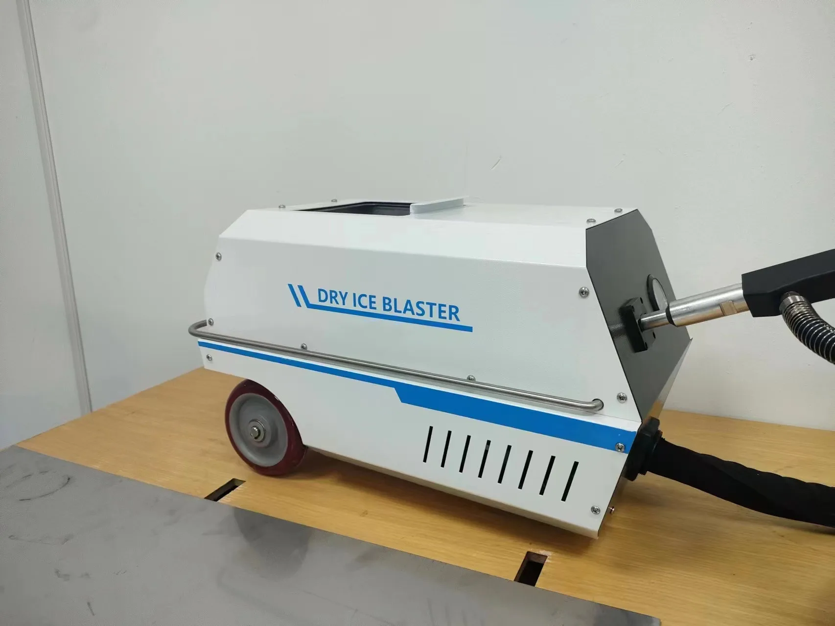 2025 رائجة البيع المهنية التجارية Co2 معدات تنظيف الثلج الجاف سعر آلة التفجير الناسف للسيارة