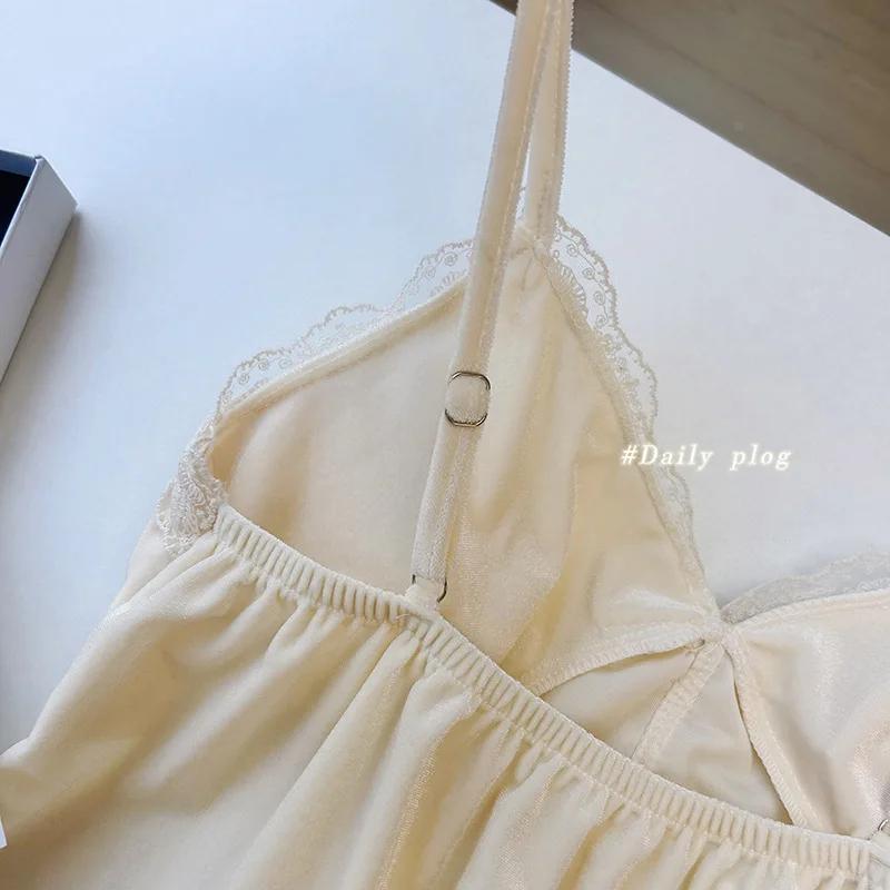 ملابس نوم قطيفة دافئة لعام 2025 ملابس منزلية على طراز الأميرة ملابس منزلية بيجامات نسائية كامي سترة علوية ملابس للاستلقاء