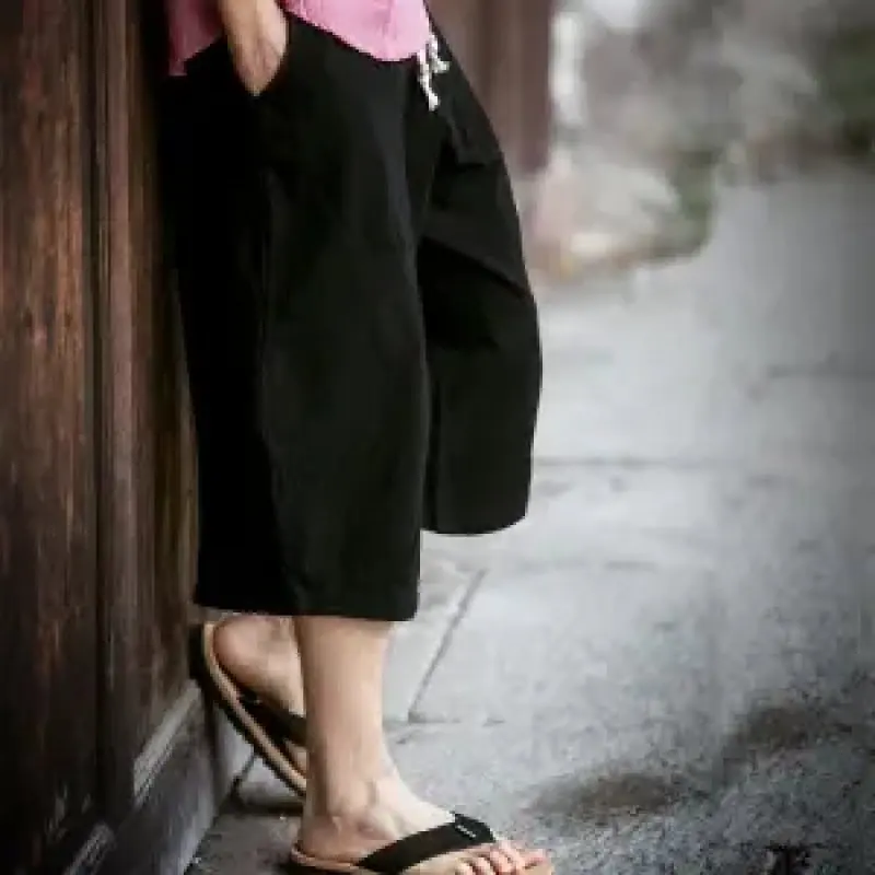 กางเกงผ้าลินินผสมฝ้ายสไตล์เรโทรสำหรับผู้ชาย ใส่สบายในฤดูร้อน ผ้าไหมน้ำแข็งบางเบา ทรงหลวม ยาวคลุมเข่า ไซส์ใหญ่ ให้ลุคสดใสและอ่อนเยาว์...