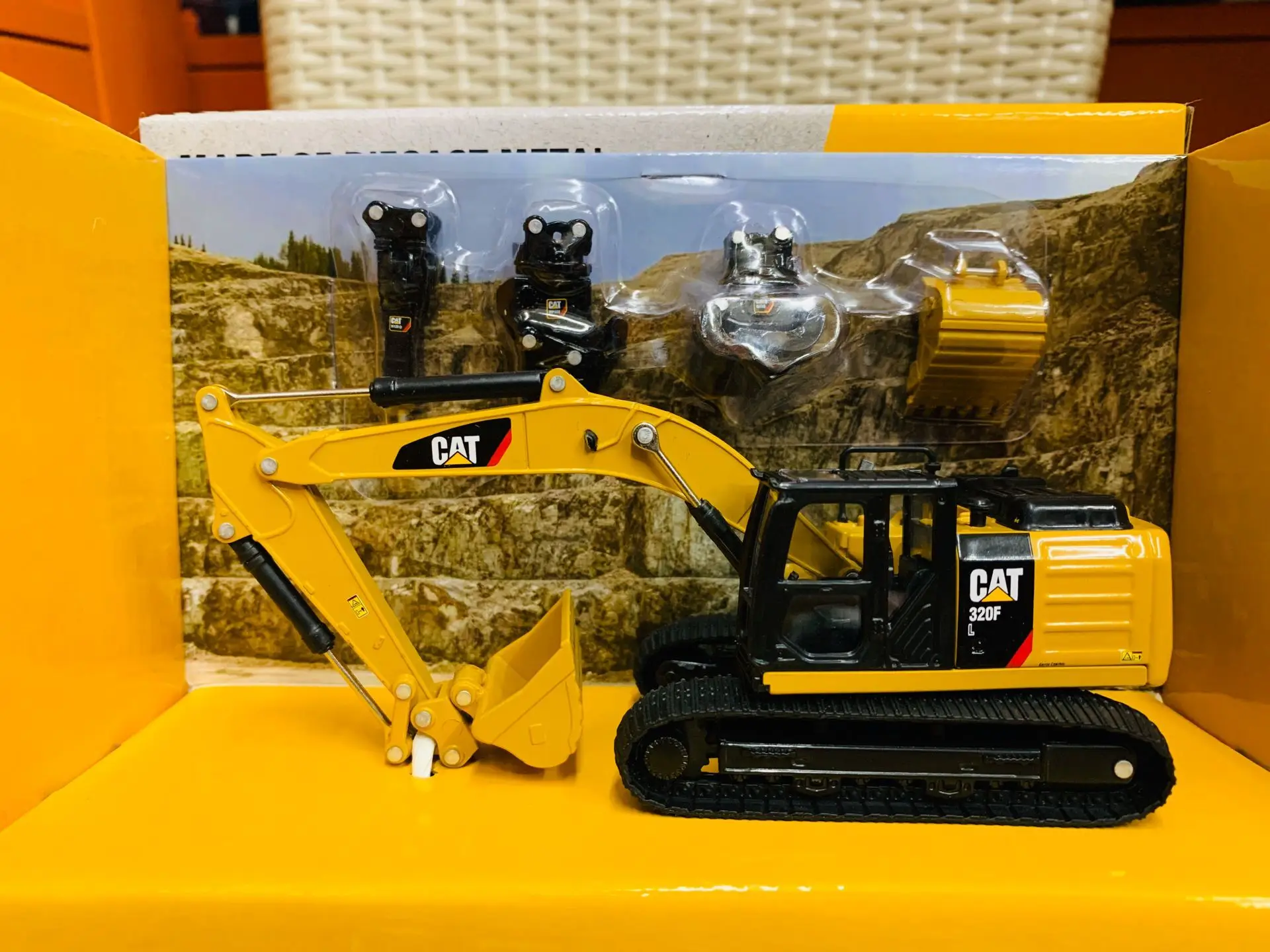 320F L HYDRAULIC EXCAVATOR W/ 5 TOOLS 1:64 DIECAST MASTERS 85636