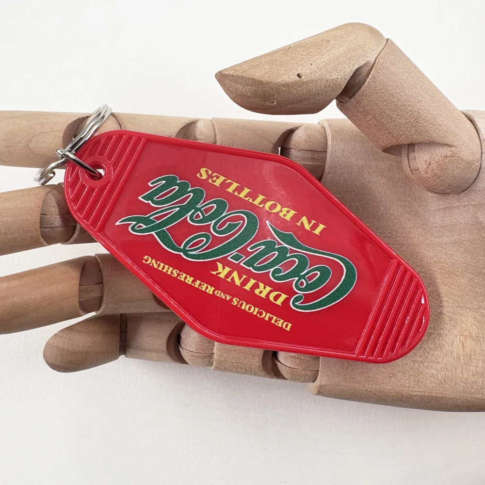 الأحمر الرجعية الأمريكية شرب الكولا في زجاجات 1886 المفاتيح الصودا موتيل حلقة رئيسية العلامة التجارية الإبداعية حقيبة قلادة الديكور