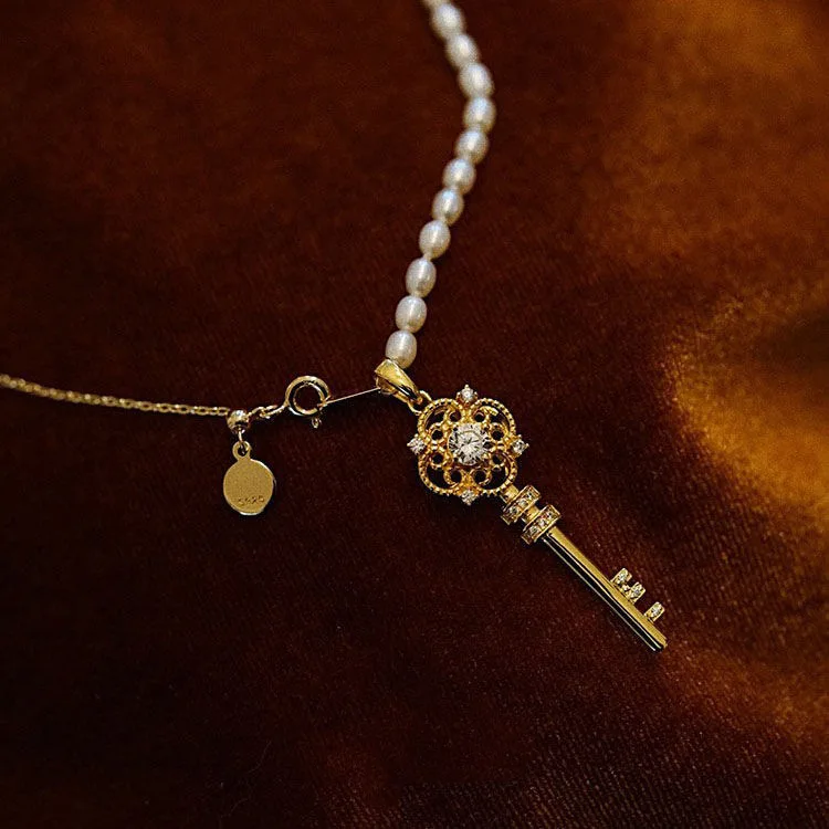Opera House Premiere of the Art Retro Medieval Key Pendant Necklace Pearl Temperament Autumn and Winter Sweater Chain