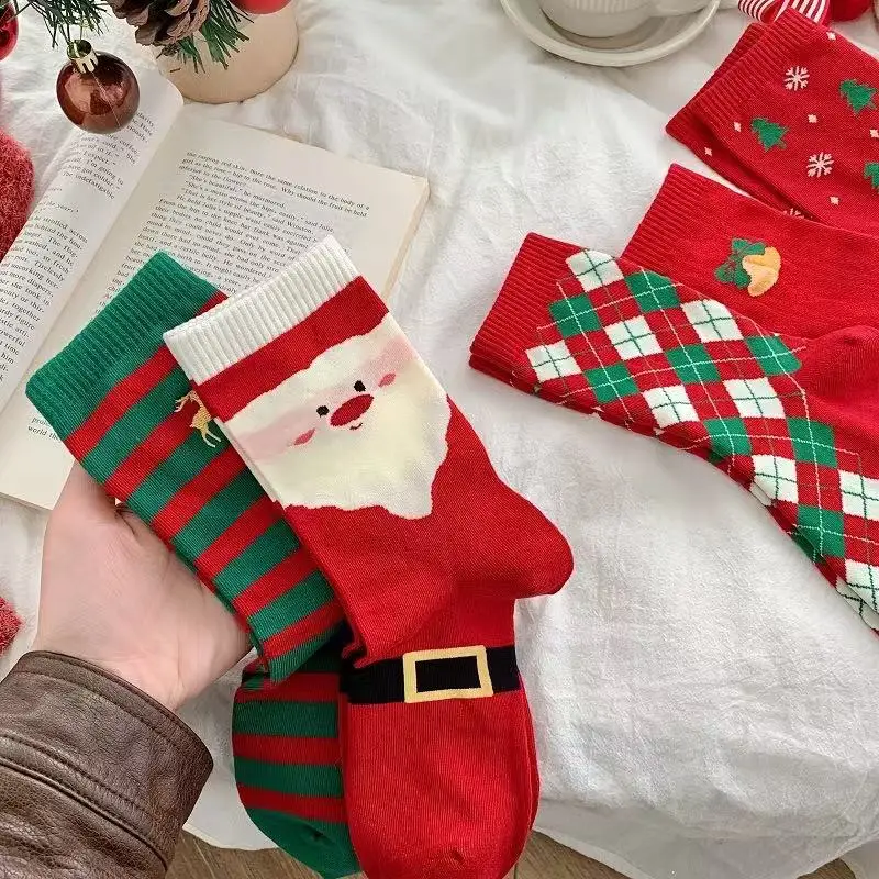 Calcetines navideños de algodón para mujer, medias de tubo medio de dibujos animados de Año Nuevo, Medias Rojas, regalo de Navidad encantador, Otoño e Invierno