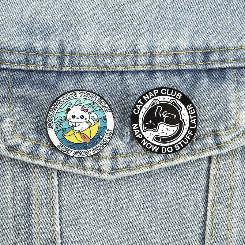 Pins de esmalte Cat Nap Club, broches y insignias de solapa con diseño divertido de gatito en una barca, con la frase 'Ahora me duermo, haz las cosas después', joyería de animales linda para amigos