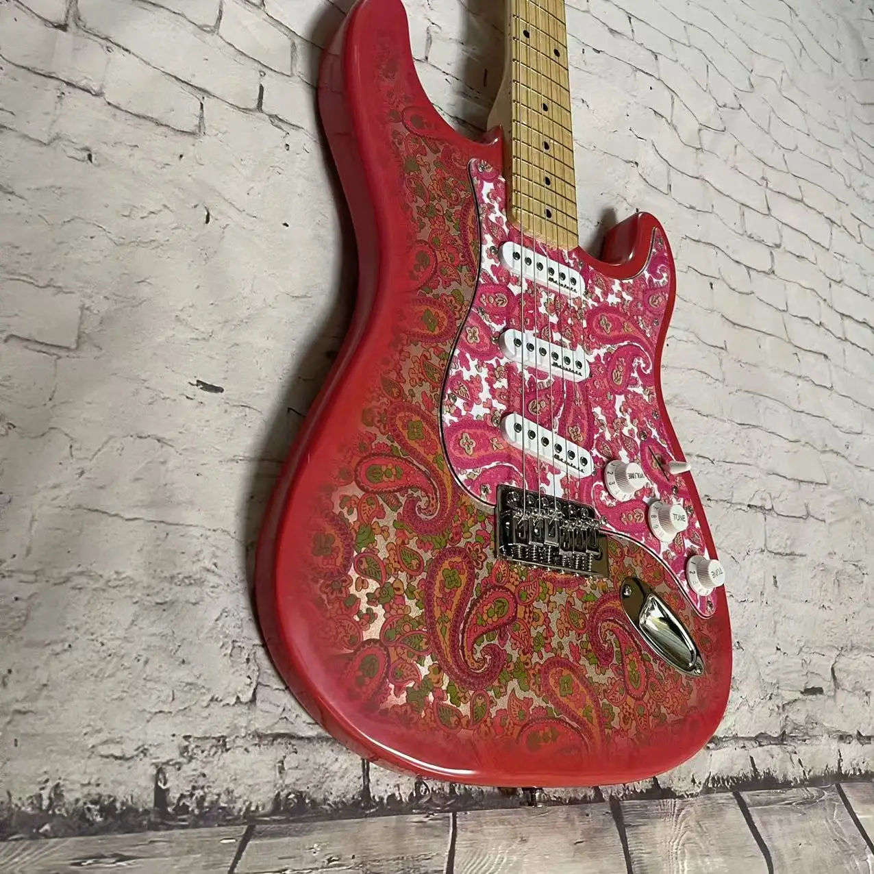 Electric Guitar 6-Chord ST Amoeba Edition Electric Guitar, Hand drawn Red Body, Factory Realistic Photo, Order and Ship Immediat