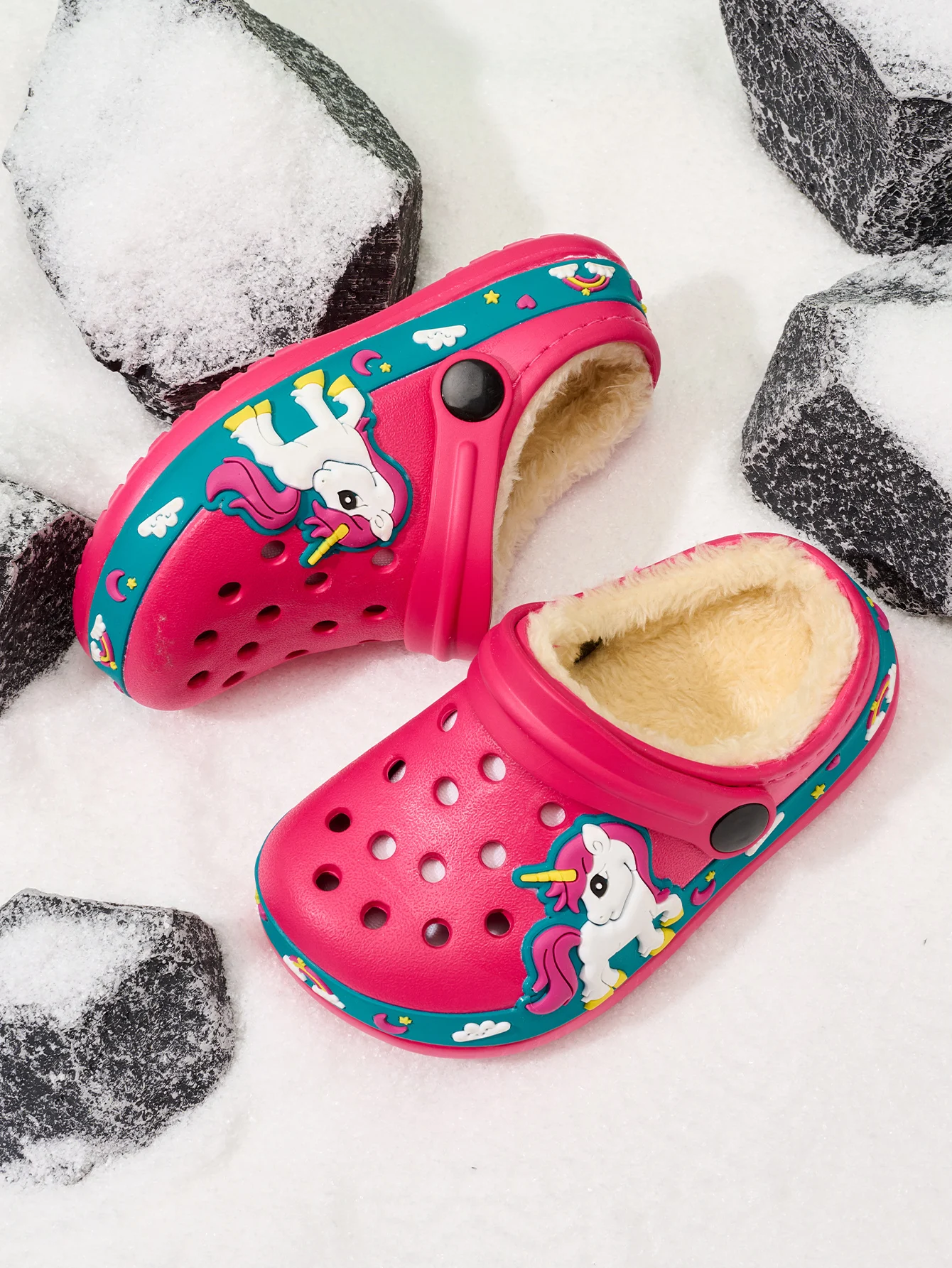 New autumn and winter styles of comfortable, casual, and plush warm hole shoes for boys and girls