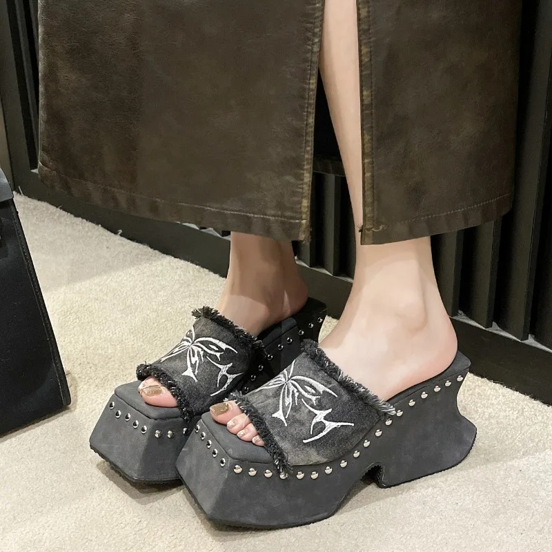 2025 nuevas zapatillas góticas de suela gruesa de verano para mujer, sandalias Punk sin cordones con remaches a la moda con diseño de Metal vaquero, zapatillas para mujer