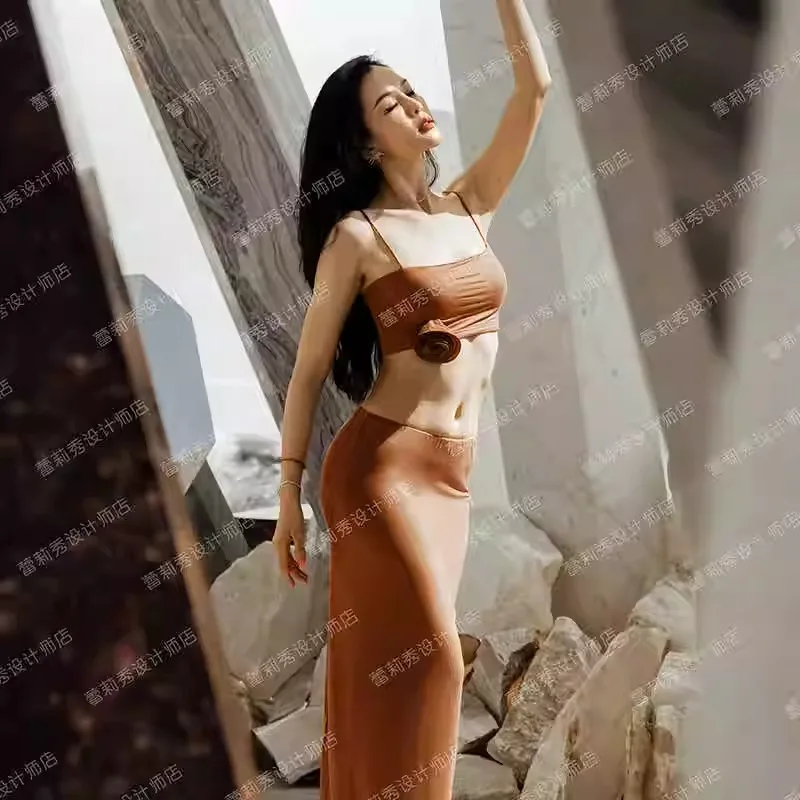 Индивидуальные костюмы для танца живота, тренировочный наряд с топом на подтяжках и сексуальной длинной юбкой, комплект экзотической танцевальной одежды