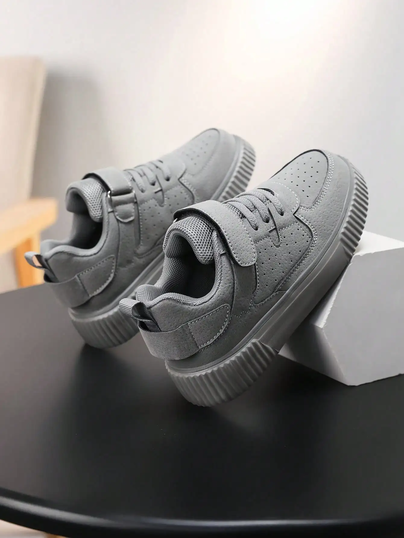 Children's Comfortable Casual Sports Shoes, Grey Dirt-Resistant Versatile Skateboard Shoes, Daily All-Match Style With Hook And Loop Closure For Easy On And Off, Lightweight For PE Class, Travel, Outdoor Wear, Sports, Performance