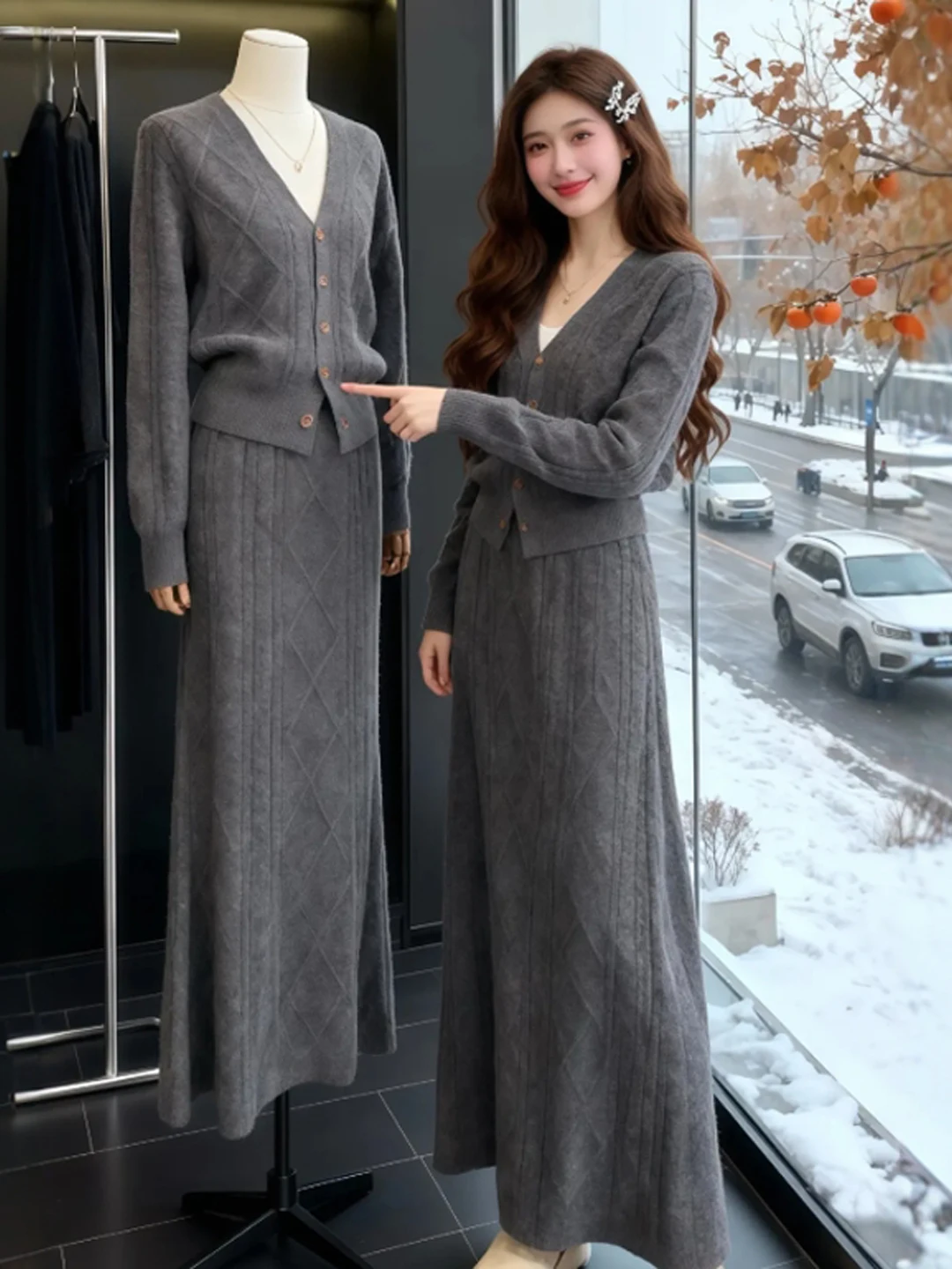 

Комплект Laid-ba Sle: Уникальный, очень красивый вязаный свитер с V-образным вырезом и юбка макси. Омолаживающий образ. Весна 2025.