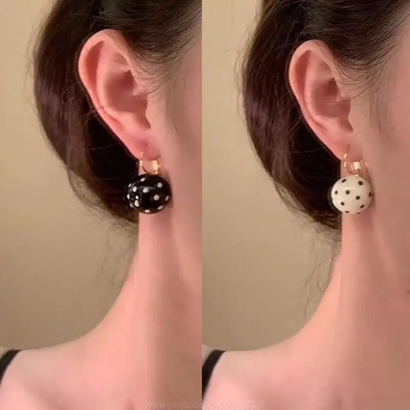 Retro-Mode-Ohrringe mit schwarzen und weißen Punkten für Damen, elegante runde Kugel-Ohrringe aus Harz und Acryl, lässiger Party-Schmuck – Detail 1