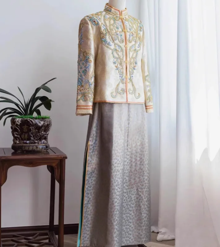 

Champagne Colored Show Dress Chinese Men's Groom's Clothing