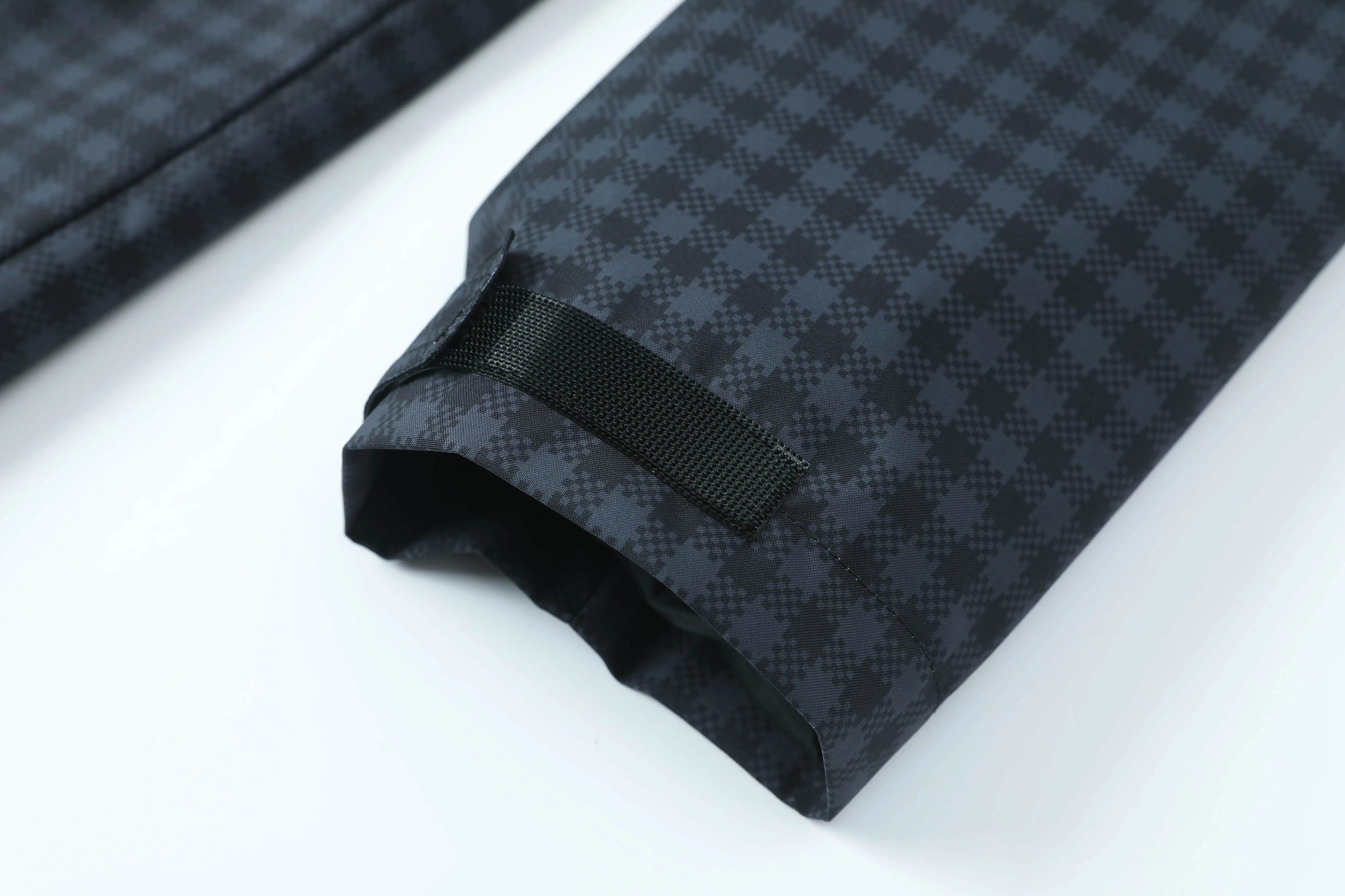 Neue Herrenjacke mit Karomuster und Kapuze, verstellbare Kordelzugbänder an Kapuze und Saum, winddichtes Material, lockere Passform mit überschnittenen Schultern, in verschiedenen Farben erhältlich, vielseitiges Freizeitoberteil für Herbst und Winter. – Detail 8