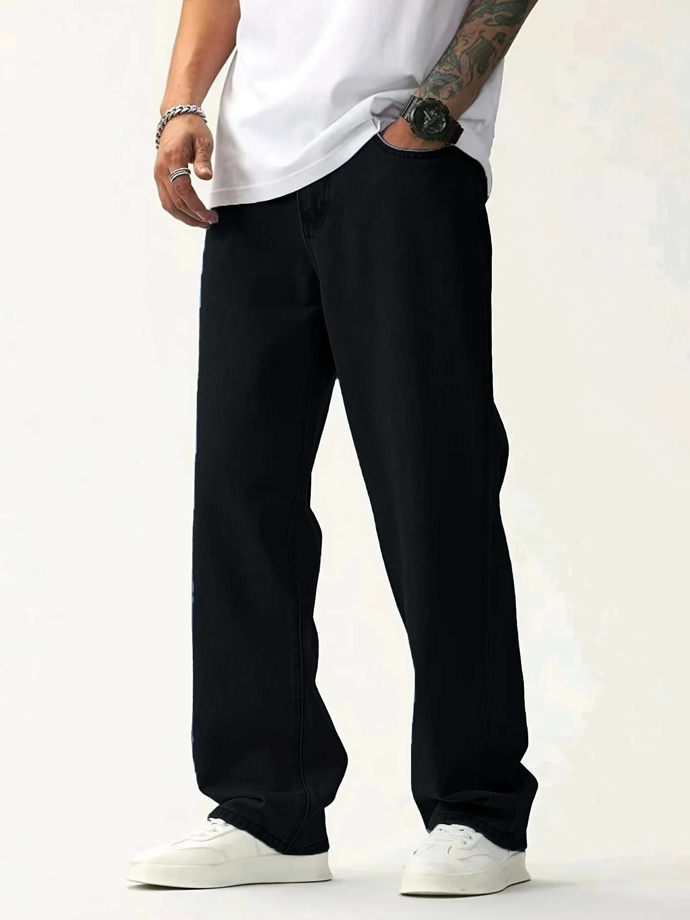 

Мужские повседневные джинсы с широкими штанинами — удобная стильная повседневная одежда для повседневной одежды и универсального использования в черном цвете из простого материала.