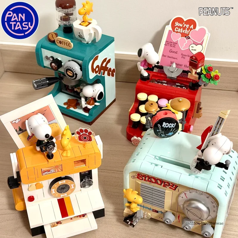 Pantasy Snoopy Series Retro Robotic Anime Peripheral Educational Building Blocks Ornaments Toys Children's Gifts