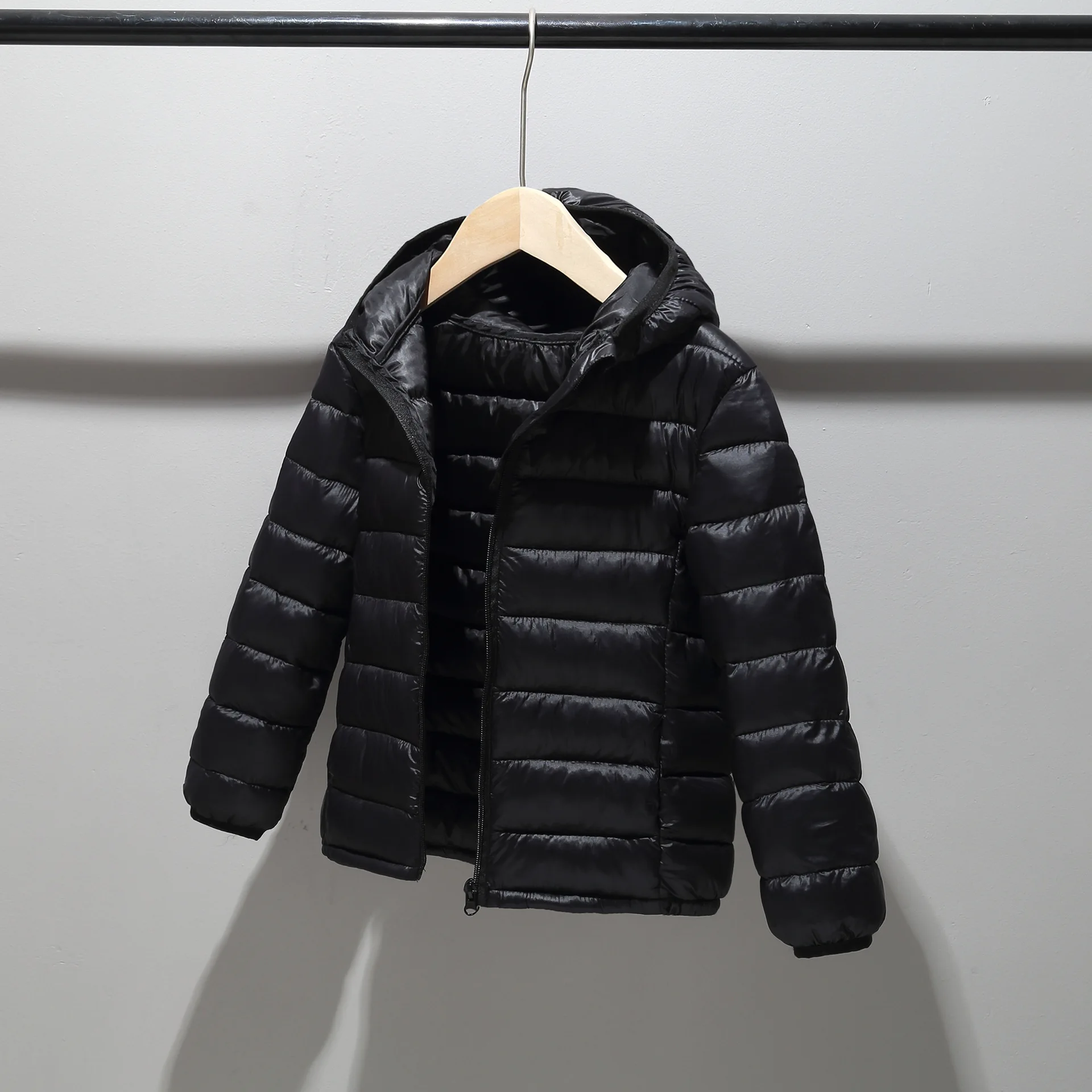Kinder-Daunenjacke für Jungen und Mädchen für Herbst und Winter, leichte, einfarbige, warme Jacke mit Reißverschluss und Kapuze, Größe 3-14 Jahre. – Detail 7