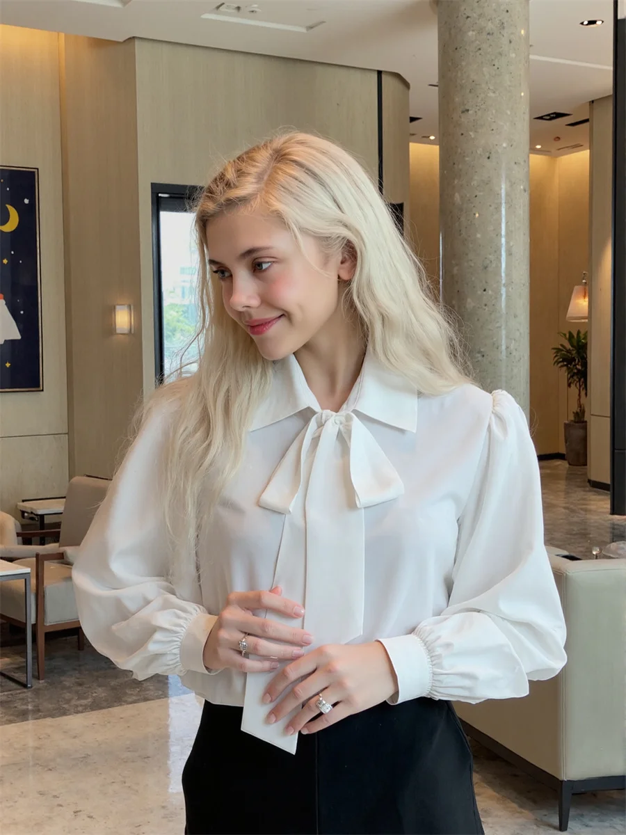 Luźne białe koszule, stylowe bluzki z długim rękawem, odzież damska, trend 2025, letni streetwear, satyna, metaliczny colorblock, nowy, dopasowany krój.