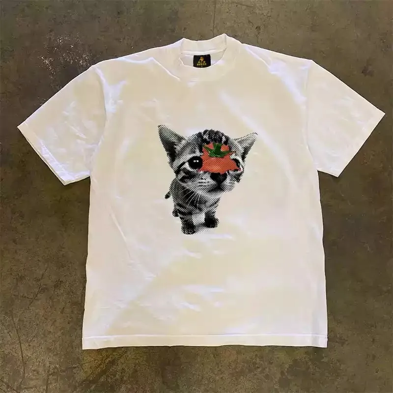 Cute Kitten With Strawberry Halftone Graphic T‑Shirt Men Women Retro Aesthetic Animal Print Unisex Loose Heavy Cotton Short Sleeve Streetwear Casual Tops.