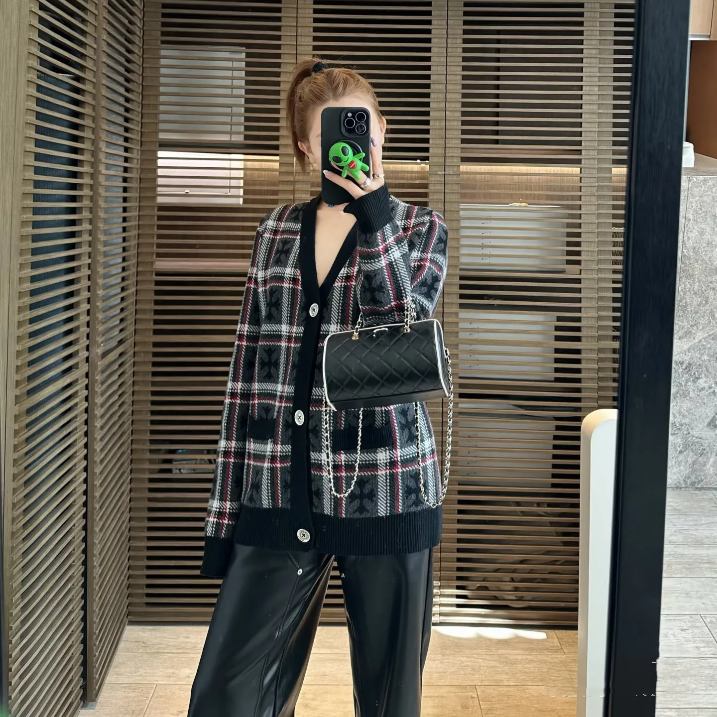 

Высококачественный свободный клетчатый цвет в европейском стиле в стиле ретро Blo V-Ne Long Sve, вязаный кардиган, женская зимняя верхняя одежда, топ