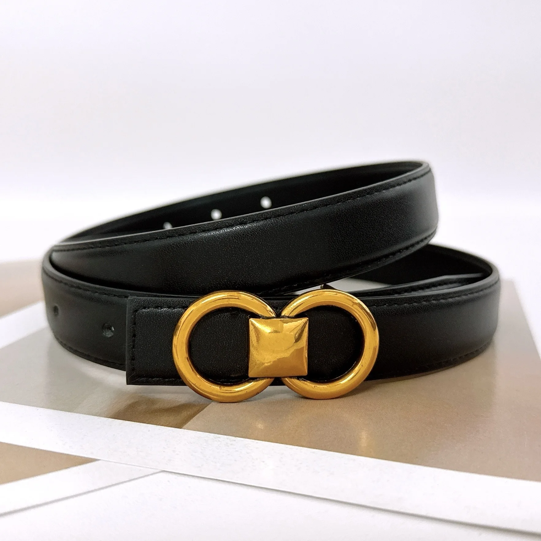 حزام جلدي للنساء، حزام بدلة مزخرف جديد متعدد الاستخدامات، أحزمة جينز عصرية سوداء للنساء