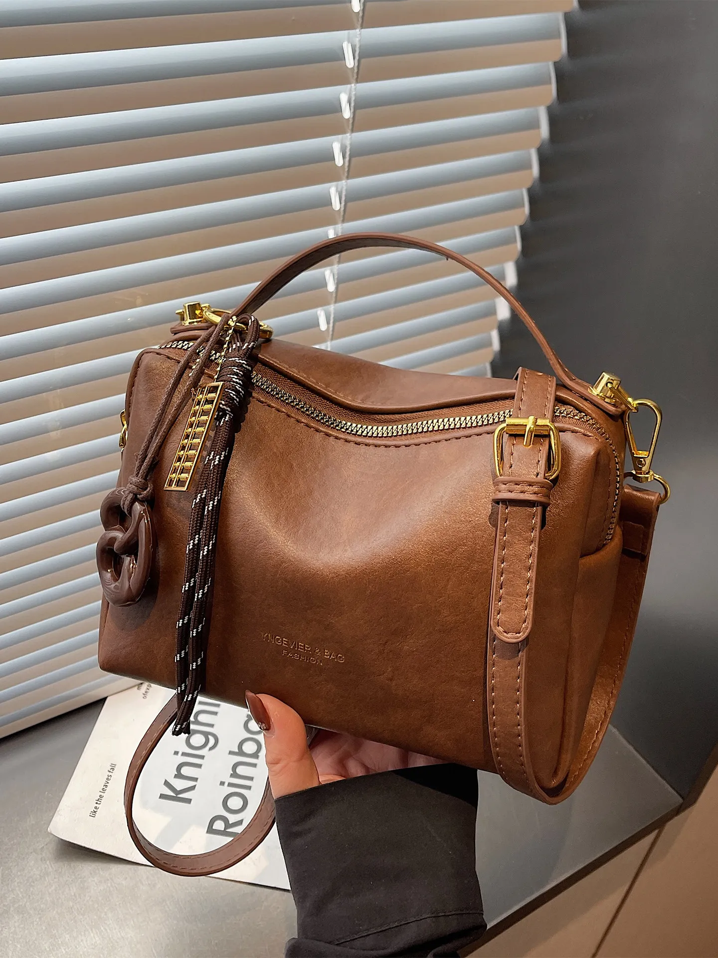 

Винтажные маленькие квадратные сумки из искусственной кожи, тренд 2026, однотонная сумка через плечо премиум-класса, женские повседневные универсальные сумки для поездок на работу