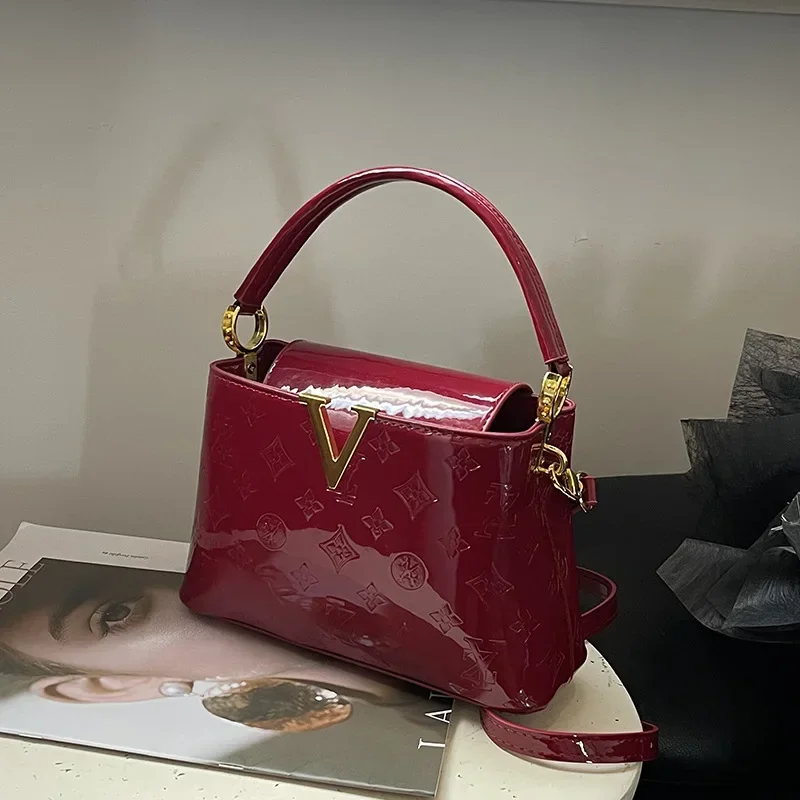 

2025 New Women's Old Flower Patent Leather Bag European American Fashion Glossy Letter Shoulder Messenger Bag