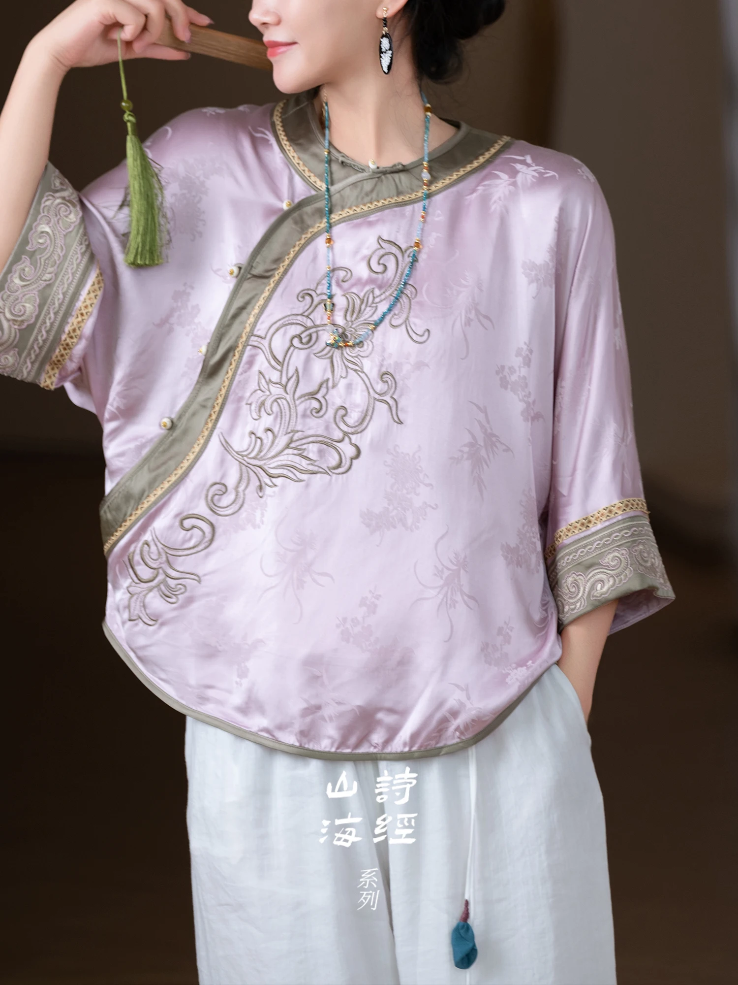 

Серия Ijing Mountain Sea: Асимметричный шелковый бархатный платок с вышивкой жемчужными пуговицами и узором «Четыре благородных мужа» (7 элементов)