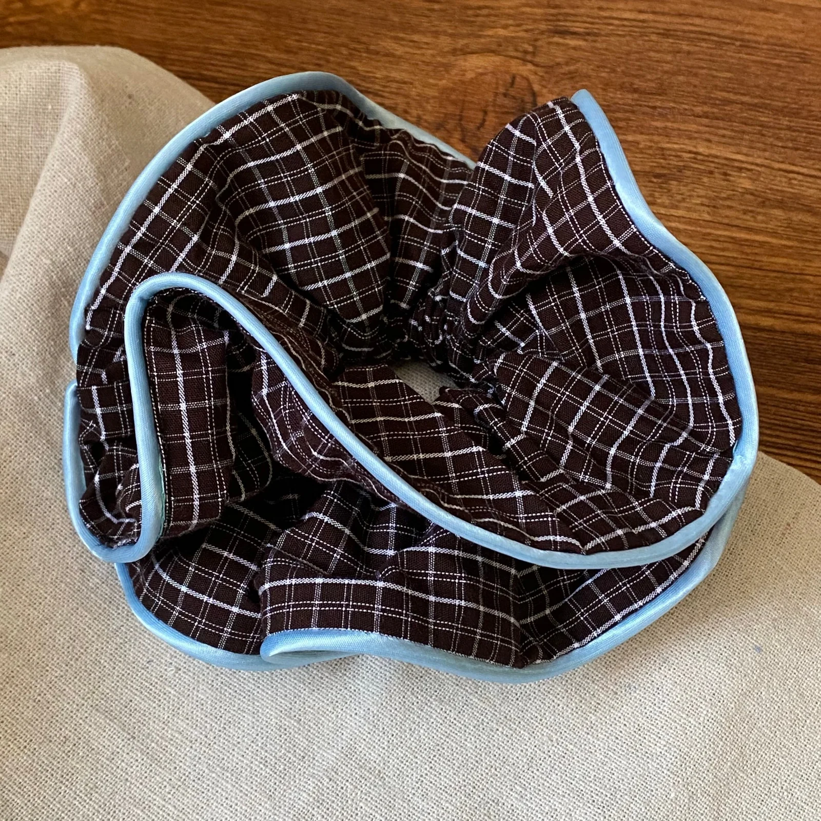 1PC 헤어 액세서리 세트, 브라운 체크무늬 리본과 블루 트림이 있는 스크런치, 곰 라벨, 소녀들을 위한 귀여운 헤어 장식