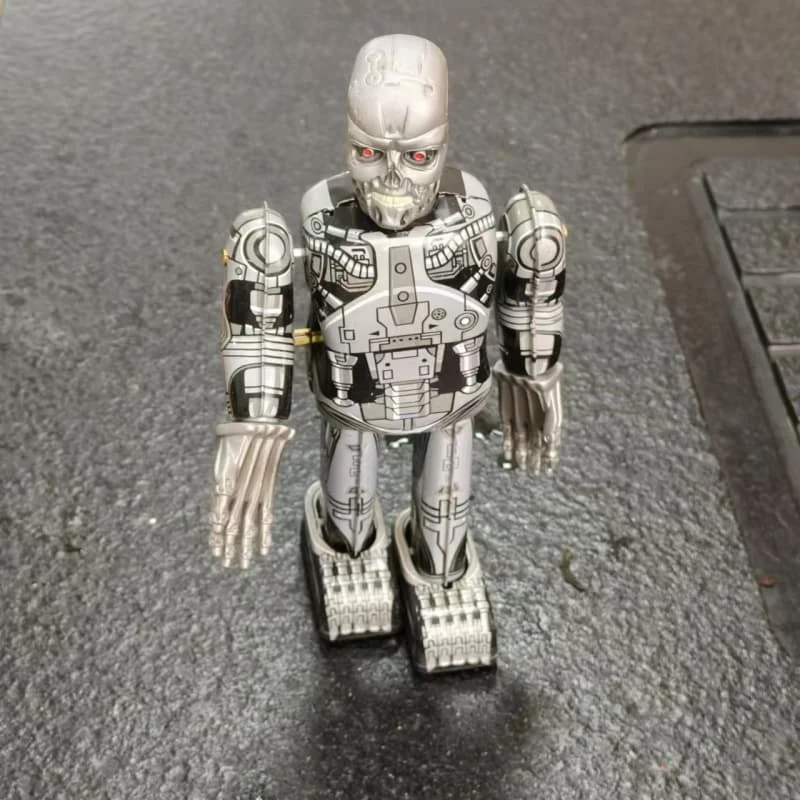 [Funny] Classic Collection Retro Clockwork Wind Up Metal Walking Tin Terminator Robot Toy Mechanical Toys Kids Christmas Gift