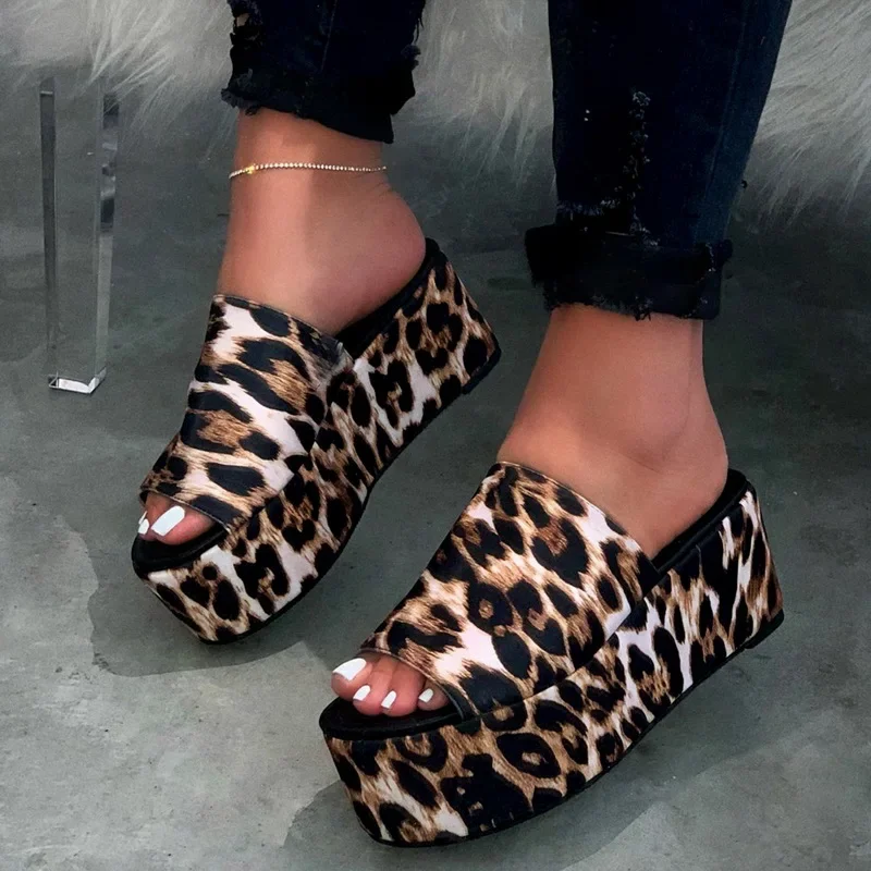 

Новинка 2024, женские модные пляжные тапочки, женские сандалии на платформе с толстой подошвой для девочек, обувь сабо, летние шлепанцы, черные 43