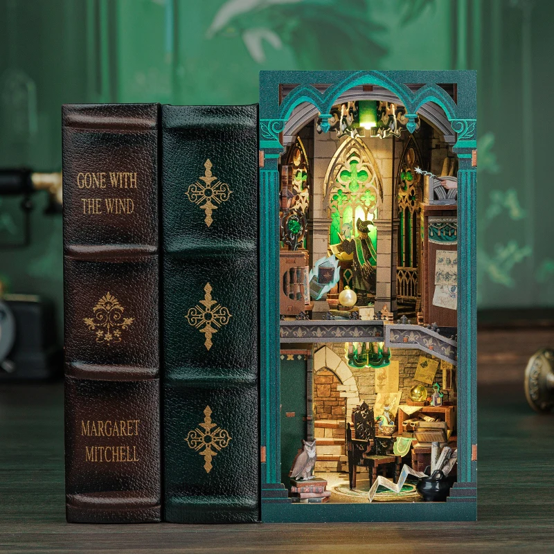 CUTEBEE Book Nook Bookshelf Insert Miniaturowy domek dla lalek Puzzle 3D z drewna do sypialni Bookend Decor z lampką nocną LED Book House