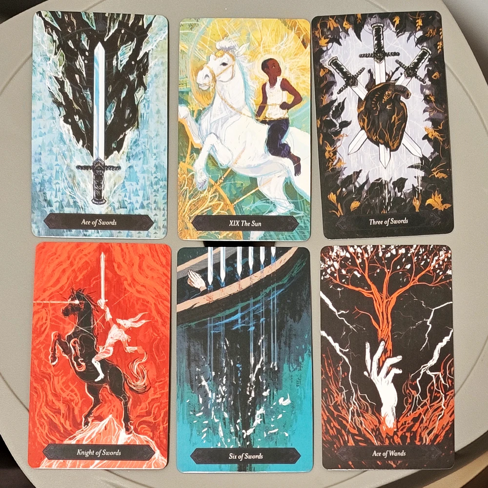 10,3*6 cm großes, in eine luxuriöse Welt vertauchendes Lubanko-Tarot-Deck mit 80 surrealen und queer-inklusiven Karten und 3 Liebeskarten