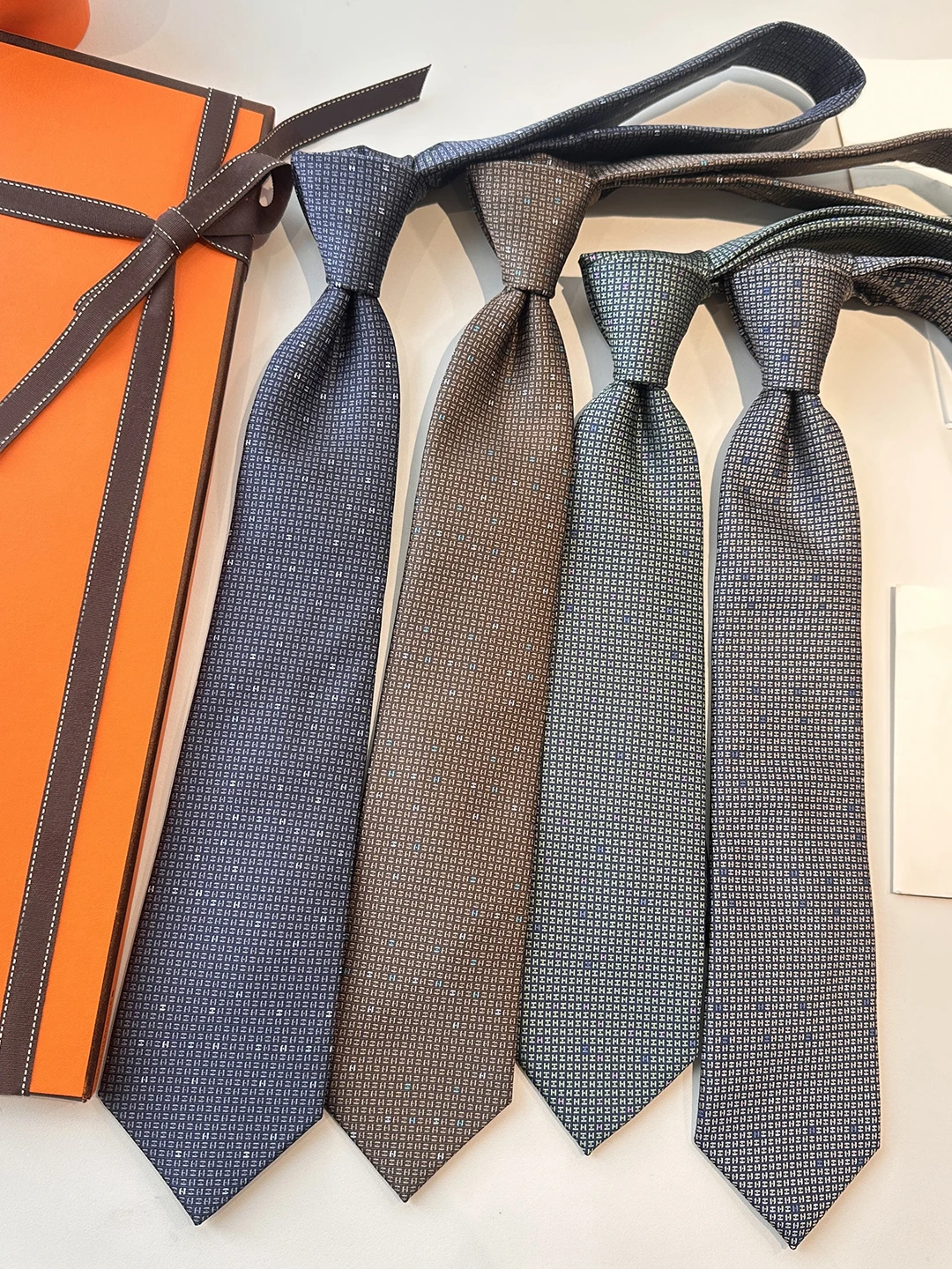 cravate-elegante-en-soie-pour-homme-cousue-a-la-main-avec-motif-de-lettres-style-classique-ideale-pour-les-affaires-simple-et-facile-a-assortir-longueur-7-cm-accessoire-de-mode-de-luxe