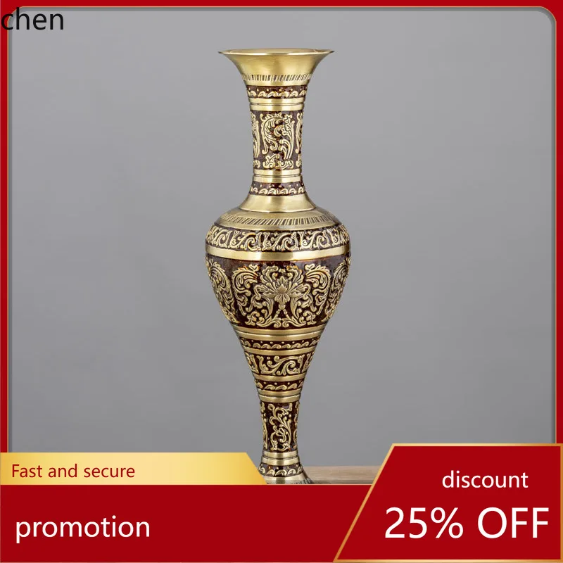 

Large bronze metal vases, vintage tabletops, and artificial flowers are used for room decoration, H38cm，HP015