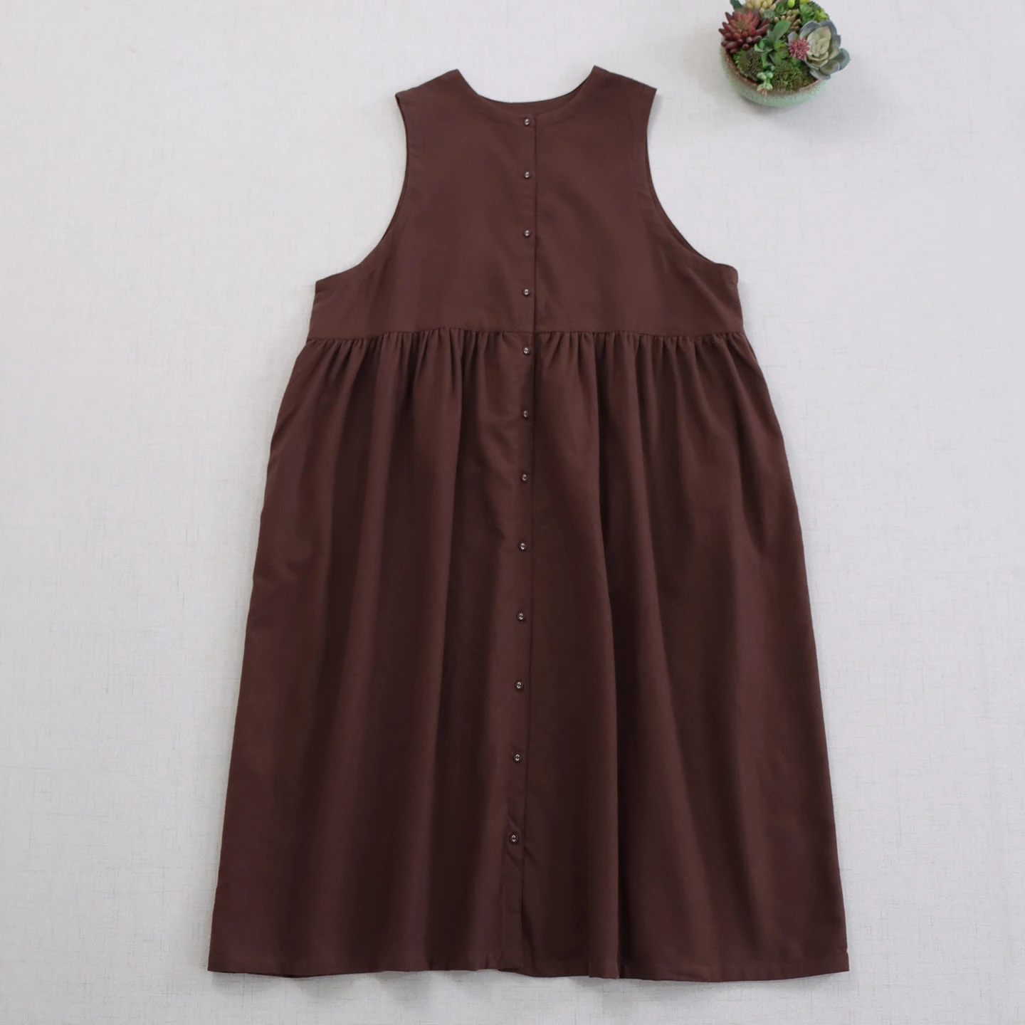 Japońska sukienka typu Mori Girl, jednolita, zapinana na guziki, damska, wiosenno-jesienna, z dekoltem typu O, bez rękawów, luźna, codzienna sukienka na ramiączkach z bawełny.