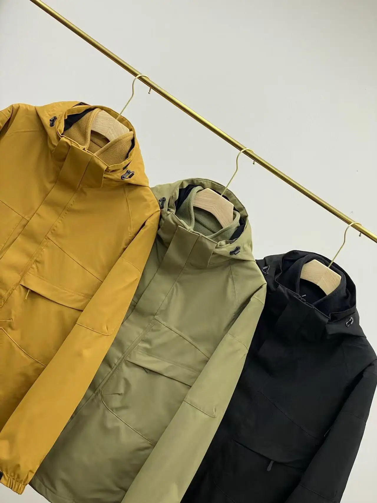 

Куртка для зимних видов спорта на открытом воздухе, ветрозащитная, водонепроницаемая, 3-в-1, с капюшоном, на молнии, из полиэстера, стандартного кроя