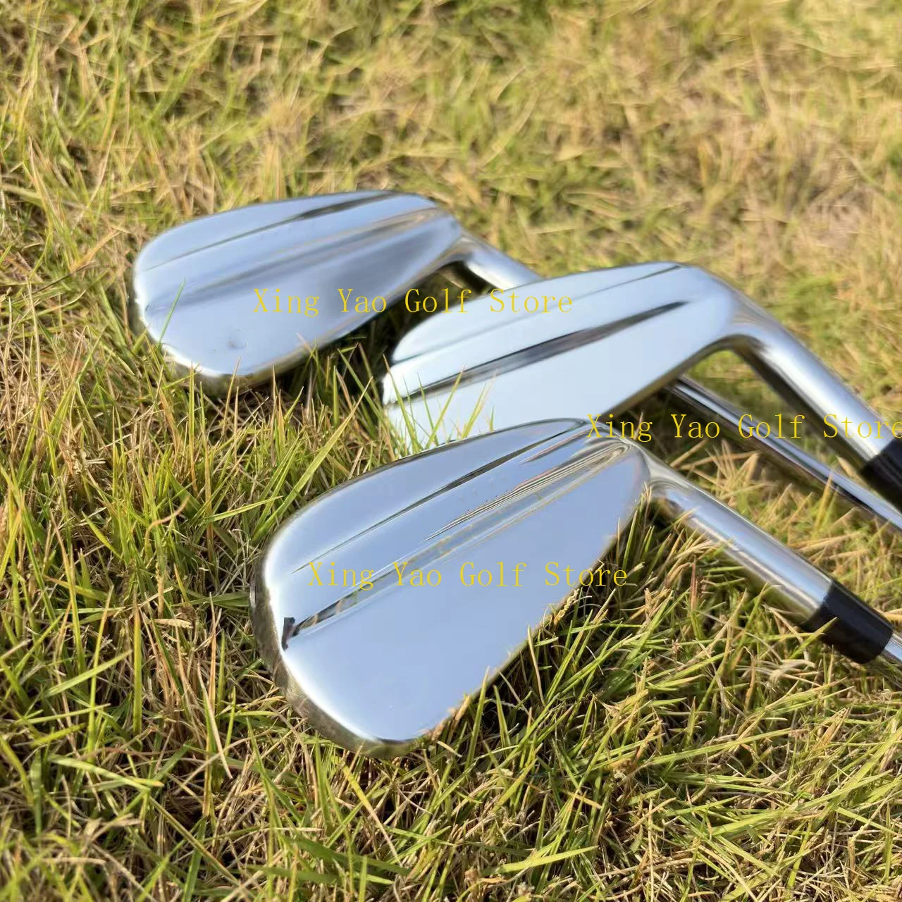 

2025 Новейший мужской набор утюгов для гольф-клуба 770 5-й серебряный набор утюгов со стальным/графитовым стержнем и крышками на голову 7 шт. (4,5,6,7,8,9, P)