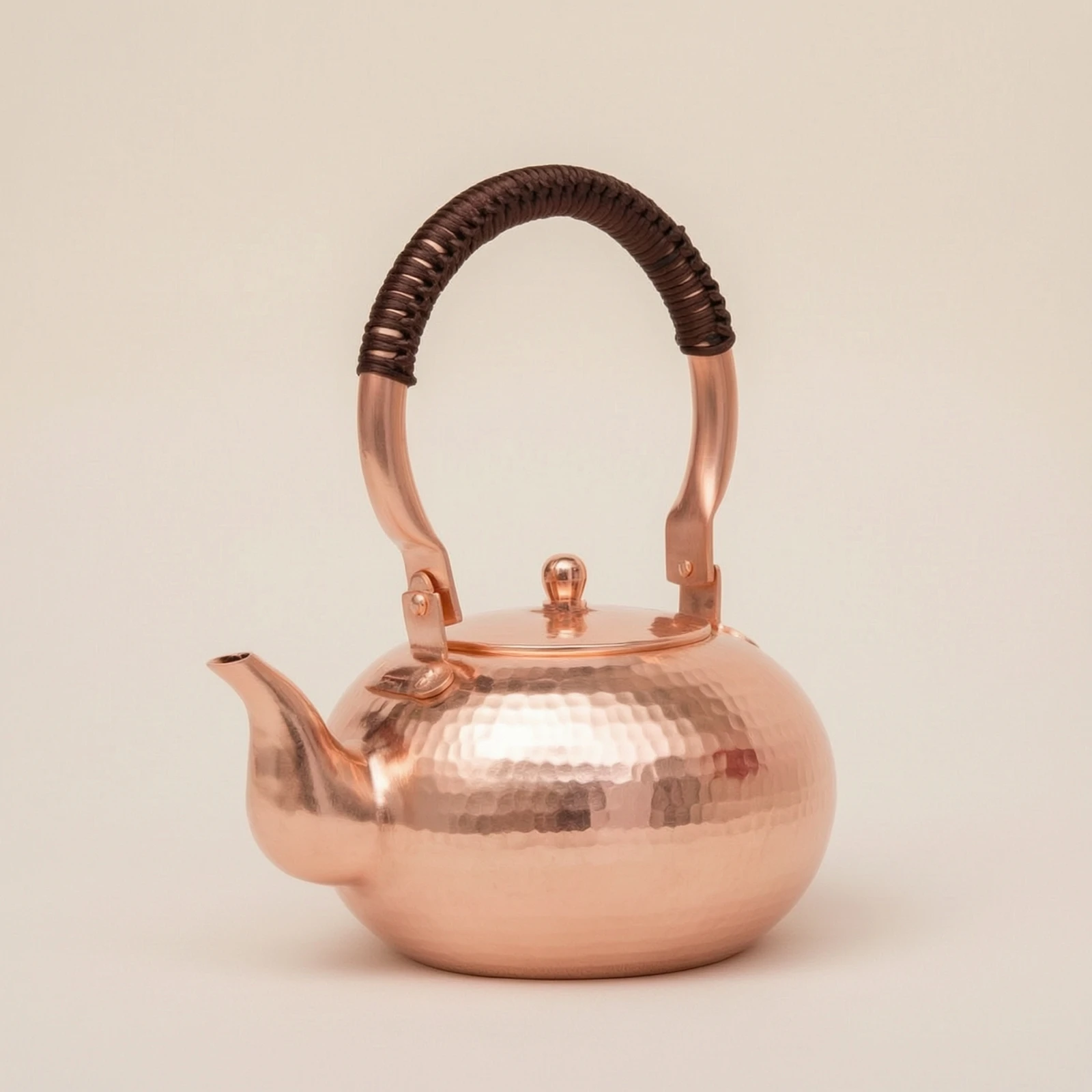 

Hammered Copper Tea Kettle Flat-Bottom Tea Kettle with Wrapped Handle Teapot Comfortable Pouring Vessel Heat-Resistant