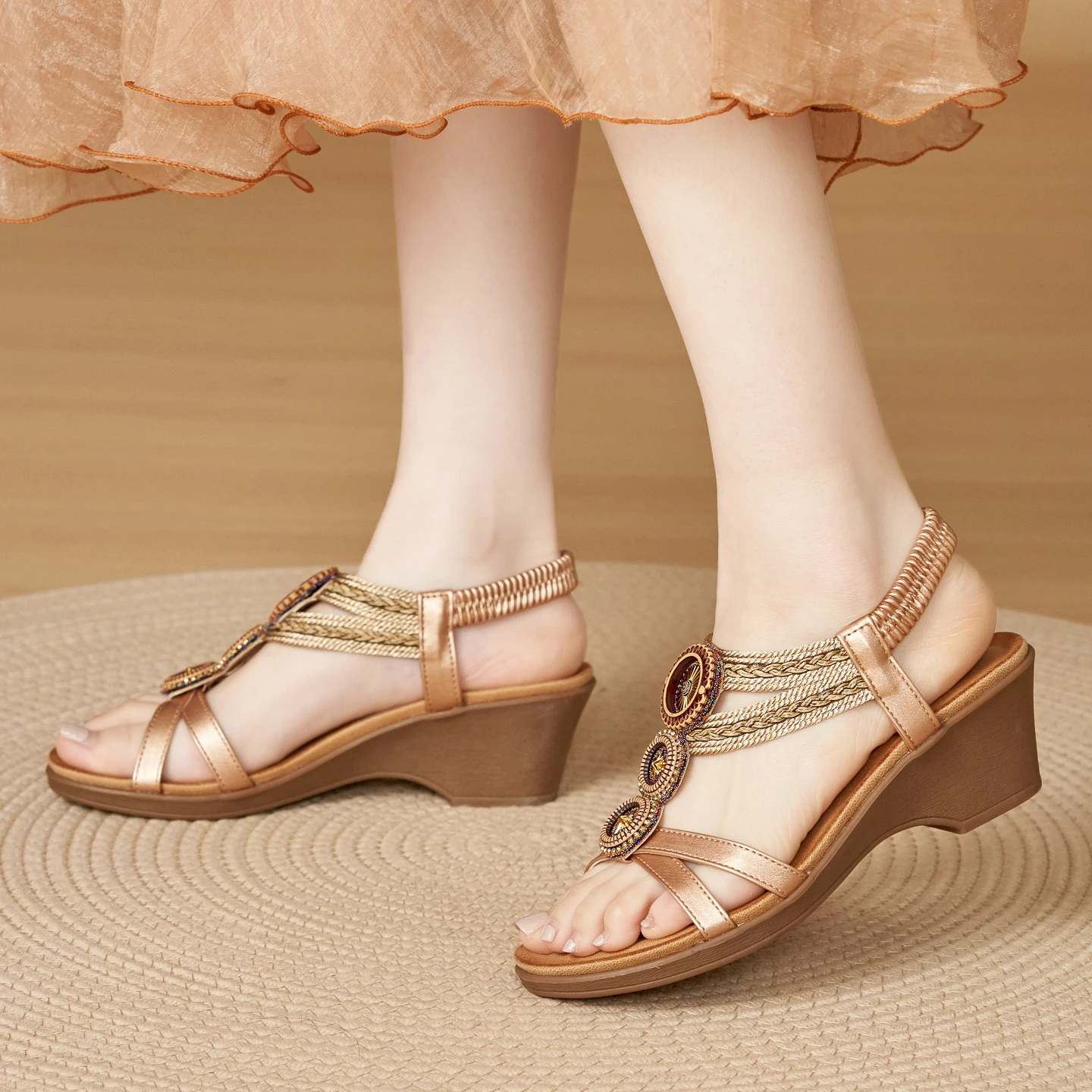 

Женские сандалии в богемном стиле на низком каблуке с открытым носком, с плетеными украшениями, на толстой подошве, удобные, нескользящие, в римском стиле.