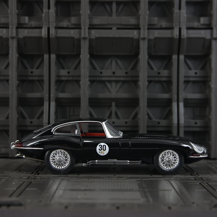 1:24 simulation Jaguar E-Type alloy car model collection, sound and light feedback, sedan ornament, door can be opened