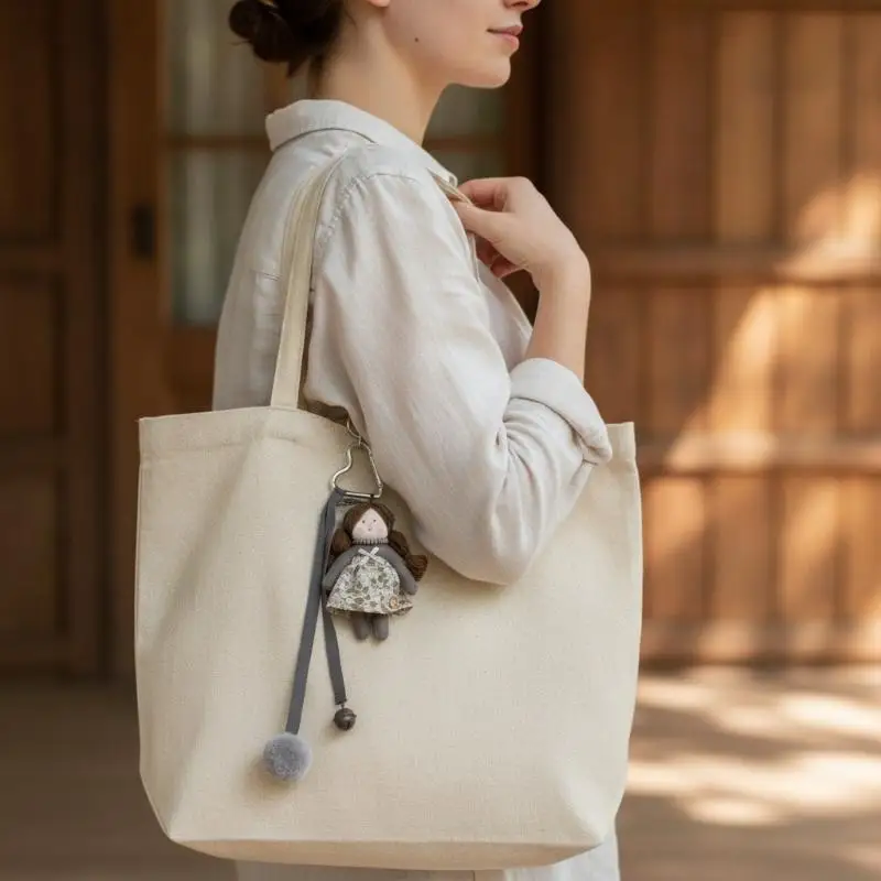 Niedlicher Schlüsselanhänger mit langhaariger Puppe, flauschigem Pompon und Blumenkleid-Anhänger für Teenager-Mädchen, Rucksack- und Handtaschen-Accessoire – Detail 6