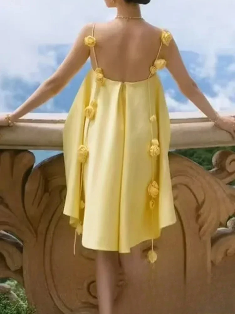 KONDALA Elegante abito sexy in raso da donna Fiore solido senza maniche Backless Cami Mini abito Moda 2025 Abito estivo giallo burro