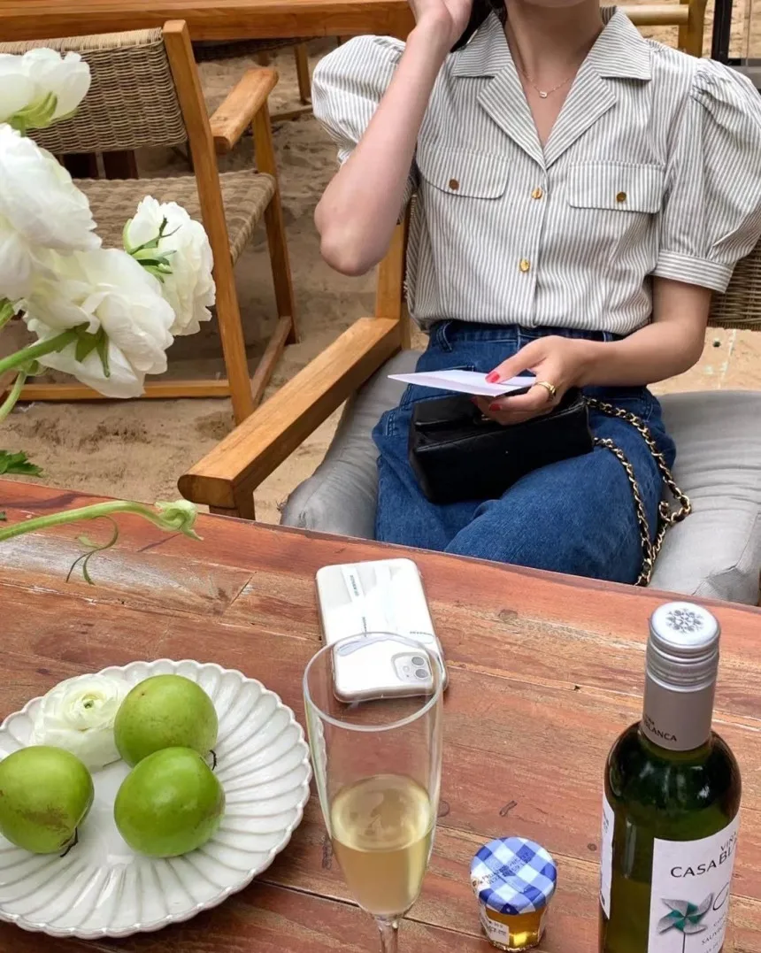 قميص نسائي صيفي أنيق وبسيط بأكمام فقاعية مخططة، بأسلوب عملي وكاجوال، بأكمام قصيرة وطول عادي