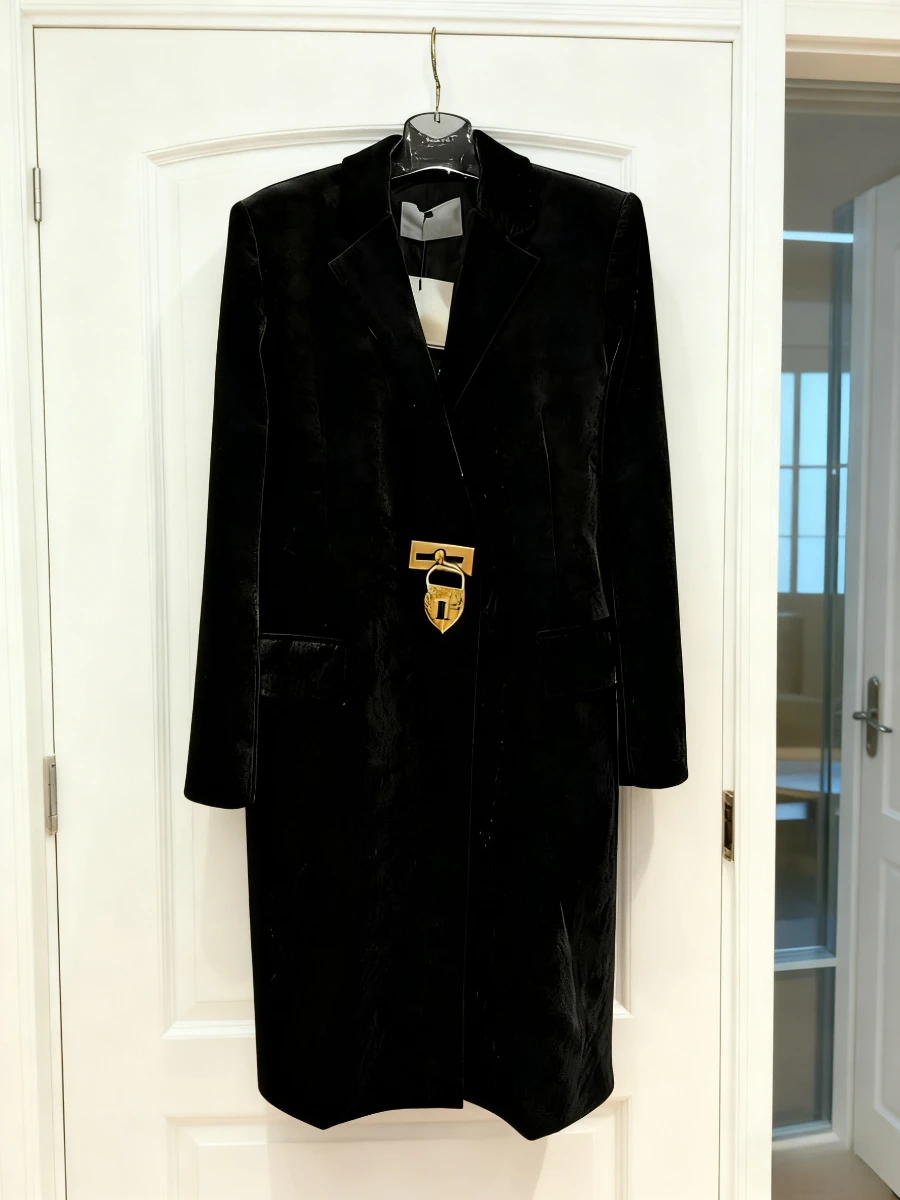 سترة VGH سوداء مخملية للمكتب بطول متوسط الطول للنساء بياقة مدببة وأكمام طويلة معطف نحيف بإبزيم معدني ملابس نسائية #2