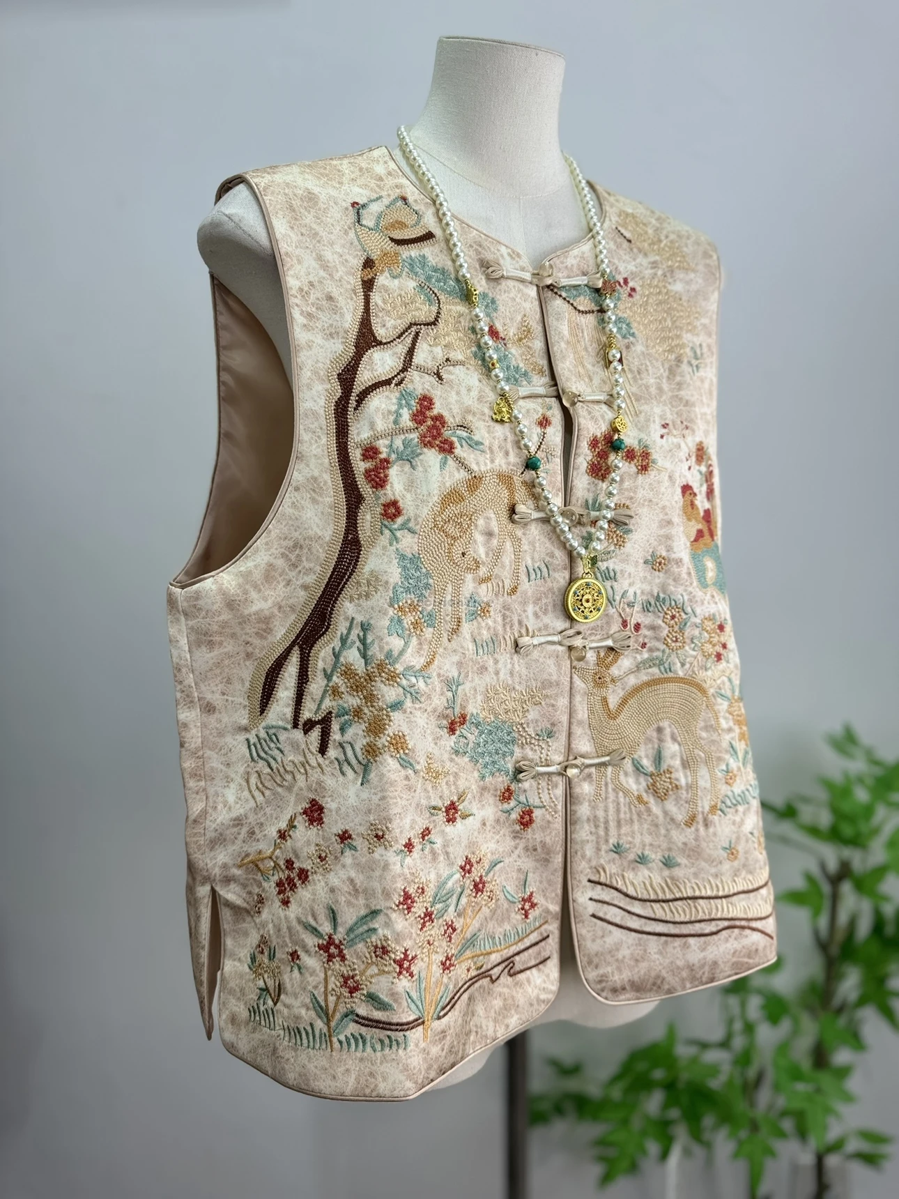 

2025 chinese national retro style embroidery vest women's autumn stand collar sleeveless cheongsam button elegant tang suit vest