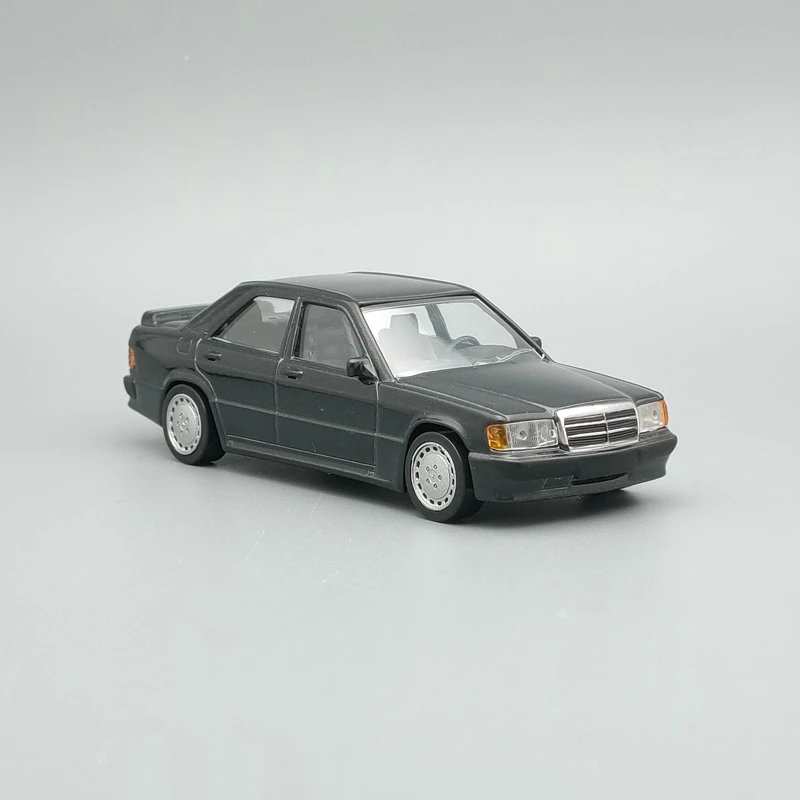 

1/43 Новое поступление, специальная цена, литой под давлением металл, немецкая классика 190E 2,3, модель автомобиля, коллекция мебели, игрушки для детей