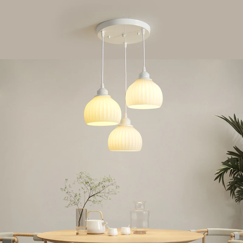 

Dining room chandeliers are minimalist, modern, creative, office, tea room, bar, table lamp, cream style, warm and cozy.