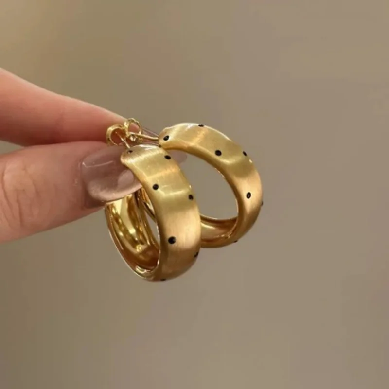 Retro Geometric Circular Polka Dot Earrings For Women Fashion Simple Temperament Metal Hoop Earrings Office Party Accessory Gift